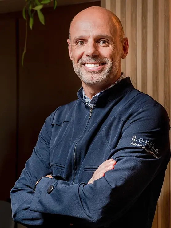Dr. Aldir Cordeiro, dentista responsável pelo tratamento Invisalign em Petrópolis-RJ
